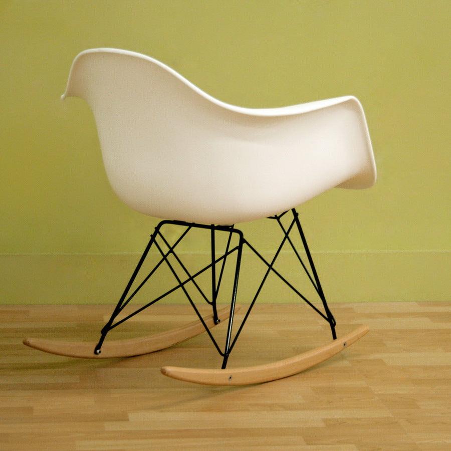 White plastic discount mid century chairs